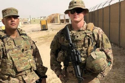 Para Ricardo  (izq.), las misiones que cumple son una forma de hacer activismo social porque rescata personas y combate contra terroristas.