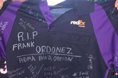 Compañeros y conocidos de Frank firmaron sus prendas de vestir, a modo de homenaje.