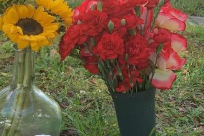 La tumba del joven adornada por sus familiares con detalles. Él dejó dos menores de edad en la orfandad.