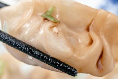 Los bocaditos chinos han tenido buena acogida, según Cristina González.