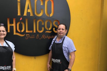 Tatiana Benites y Richard Sarmiento, en las afueras de su local.