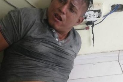 Este es uno de los tres sujetos que cayó a la zanja.