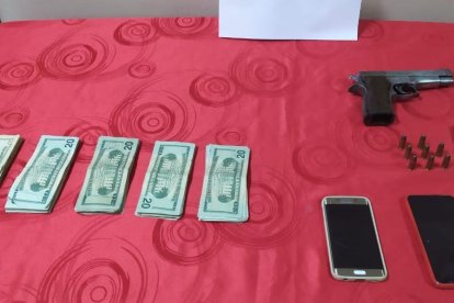 Entre los elementos incautados a los antisociales hay un arma de fuego y proyectiles calibre nueve milímetros.