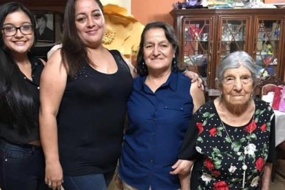 Liliana (primera de derecha a izquierda) junto a su madre, su abuela y su bisabuela María.