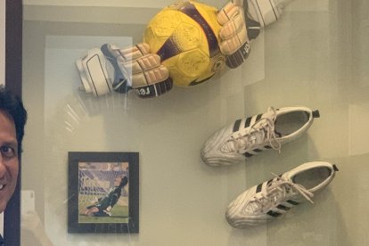 Guantes, zapatos y la pelota de la final, recuerdos de la Copa Libertadores 2008.