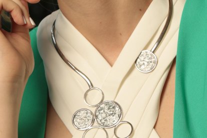 Collar elaborado con envases de tetrapak.