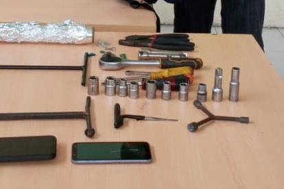 Los capturados tenían en su poder varias herramientas, como destornilladores y llaves para tuercas.