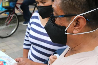 Julio Carrera se levantó temprano para comprar el periódico y se entusiasmó al ver que la estampa es coleccionable.