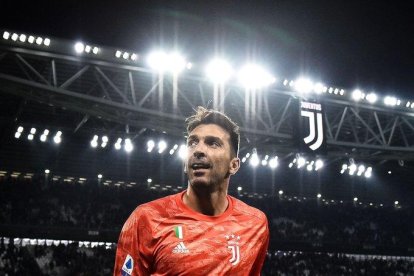 Buffon toda una historia en el arco italiano.