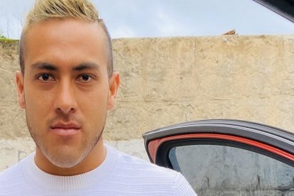 Andrés Chjcaiza y el título de entrenador de fútbol.