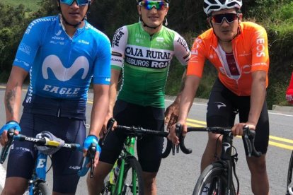 Alexander Cepeda (d) entrena junto a su primo Jefferson, Jorge Montenegro (i) y Carapaz (c).