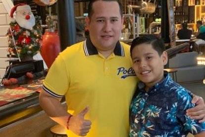 Álex Salvador, junto a su hijo, en La Tasca del Río, uno de sus locales.