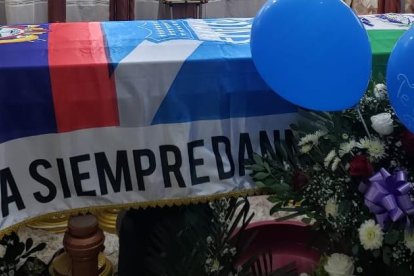 Las banderas de Ecuador, Naranjal y Emelec, cobijan el féretro de Dannes Coronel.