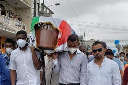 Augusto Poroso e Iván Hurtado llevando el féretro a su amigo del alma Dannes Coronel.