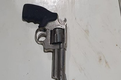 Entre las evidencias recabadas consta un revólver, calibre 38 milímetros.