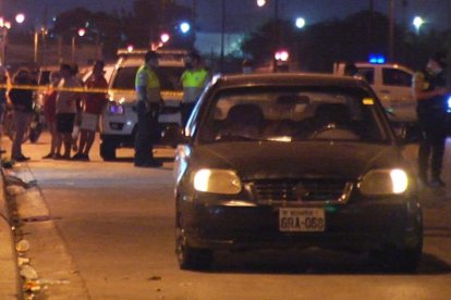 Los investigadores inspeccionaron la escena del suceso, en coordinación con el fiscal Víctor González.