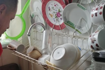 Su actual pareja vive en Nueva York y a él le toca realizar las tareas del hogar, en Manta.