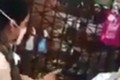 La mujer llegó a comprar pan y se armó el pleito.