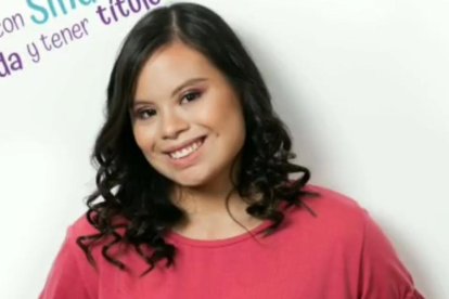 Fue la primera abanderada del país con Síndrome de Down, se graduó de tecnóloga y es presentadora.