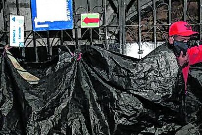 Los ‘dormitorios’ se empiezan a armar a las 19:00, cuando ya no hay muchos transeúntes.