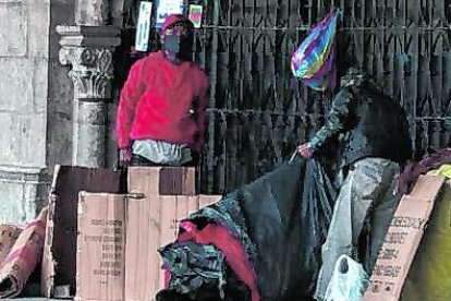 Ocho personas comparten el portal del cementerio de la Basílica del Voto Nacional.