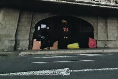 La Basílica del Voto Nacional es uno de los lugares en donde acuden los sin techo a pasar la noche. Lo hacen en los portales del gran templo.