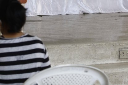 Alexandra Mero, de rodillas, ora en el templo de La Prosperina.