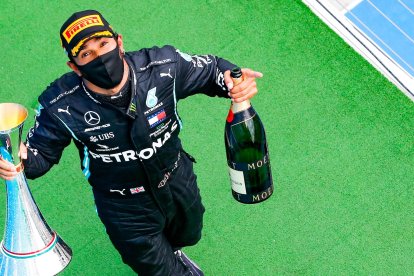 Lewis Hamilton festeja tras ganar el Gran Premio de Hungría y asumir el liderato del campeonato mundial de F1.