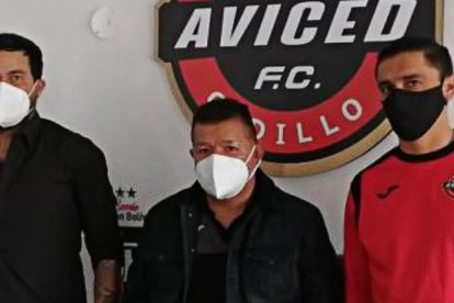 Jaime Iván Kaviedes junto al presidente Fernando Cedillo y Pepe Mera el asistente técnico.