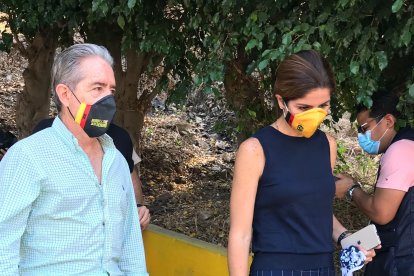 El Ministro Zeballos y Andrea Sotomayor de la secretaria del deporte luciendo las macarillas del Barcelona en su recorrido.