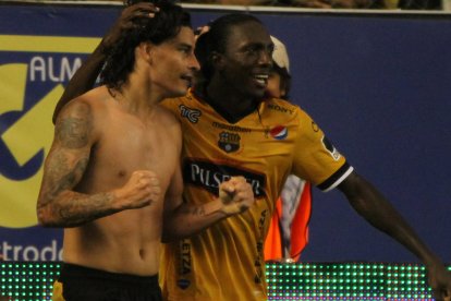 Giovanny Nazareno con Ismael Blanco cuando vestía la camiseta del Barcelona.