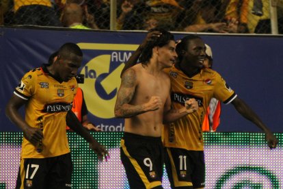 Giovanny Nazareno con Ismael Blanco cuando vestía la camiseta del Barcelona.