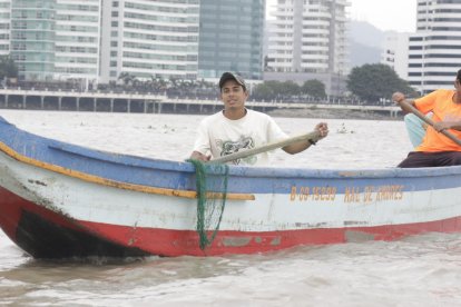 Aún existen canoas que son impulsadas con remos. Otras también tienen motores fuera de borda.