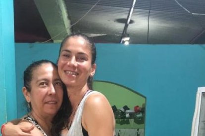 Ligia Moreira y su madre Mónica Burgos en su casa en Santa María en el sector de la Manga del Cura.