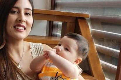 La esposa de Jorge Luis Cuesta, Lissette Arévalo, junto a su hijo Emilio Alejandro.