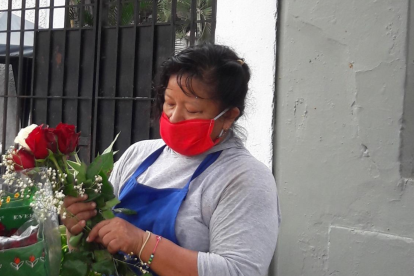 Ella no solo riega sus flores, también les habla. Dice que el amor es parte del abono.