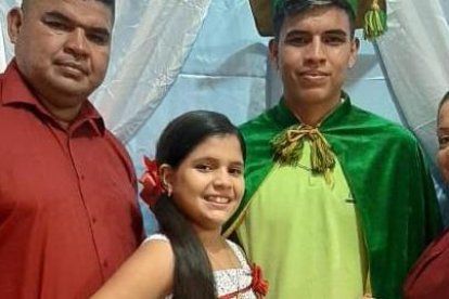 El volante Nexar Cedeño compartió con su familia la graduación virtual.