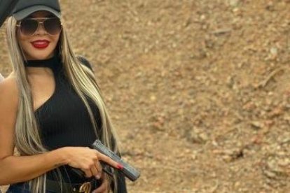 Vargas y el mismo galan, portando armas.