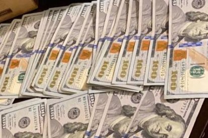 El dinero es de utilería para una producción artística, afirma la joven.