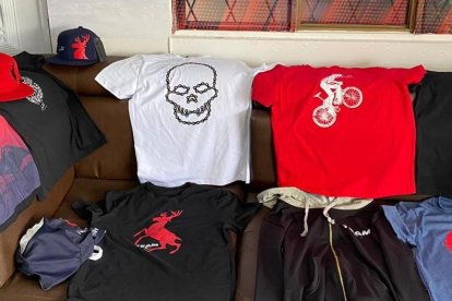 Camisetas, gorras, sacos, son una parte de su línea de productos del Team JC.