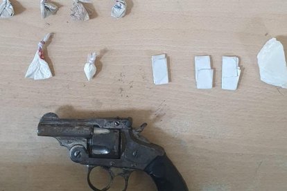 En poder del adolescente se encontró un revólver y drogas