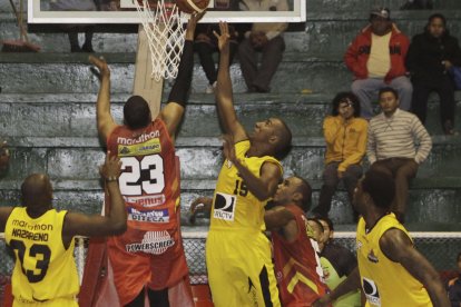 Año 2013. Carlos Carcelén (15) defiende la camiseta del Ídolo, en un encuentro ante Importadora Alvarado.