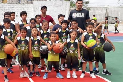 Cárdenas, junto a los chicos de su fundación.