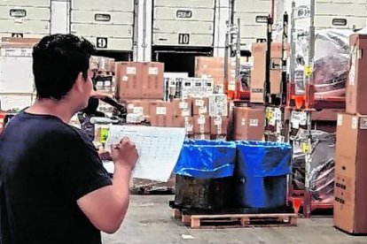 Marlon González es jefe de una bodega. Durante los meses de crisis no paró de trabajar.