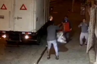 Momento del disparo del septuagenario, acción que fue captada por una cámara.