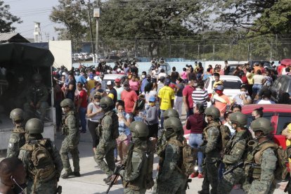 Militares ingresaron a ayudar con el control de los privados de libertad que iniciaron los enfrentamientos.
