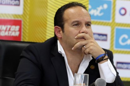  Desde detalles contractuales hasta compromisos publicitarios hacen esperar la oficialización del nuevo seleccionador nacional. Francisco Egas, titular de FEF, indicó que “ya está”. 