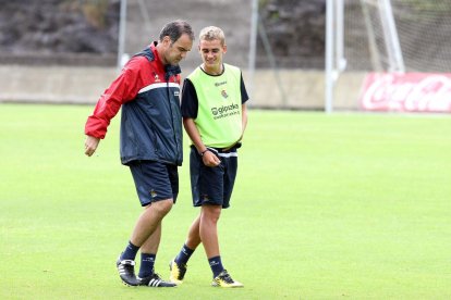  Lasarte hizo debutar a Griezmann en la temporada 2009-2010, año en el que Real Sociedad ascendió a primera división en España.  