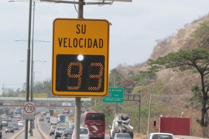 Archivo. Fotoradar en la vía Perimetral.