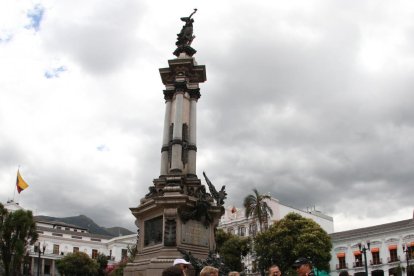  Centro Histórico de Quito. Las actividades ‘carnavalescas’ en Quito incluyen paseos, desfiles, exposiciones, presentaciones artísticas, fiestas populares y festivales.  